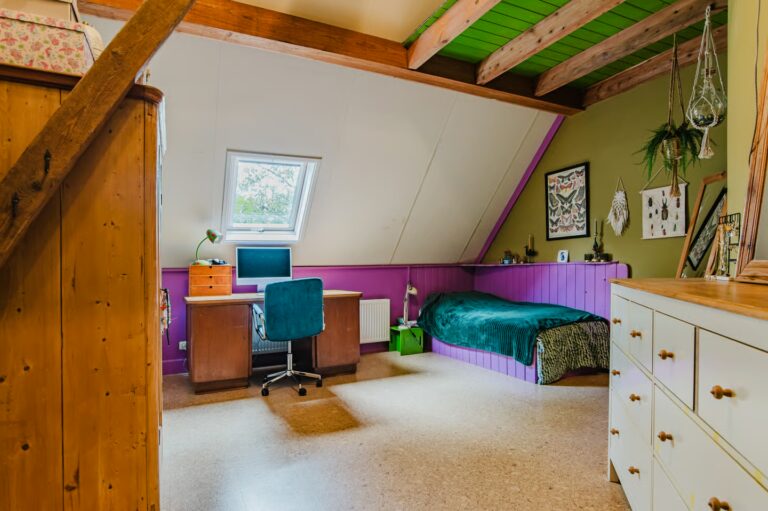 Slaapkamer onder de kap in de boerderij