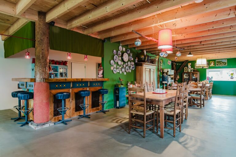 Woonkeuken met lange tafel in de boerderij