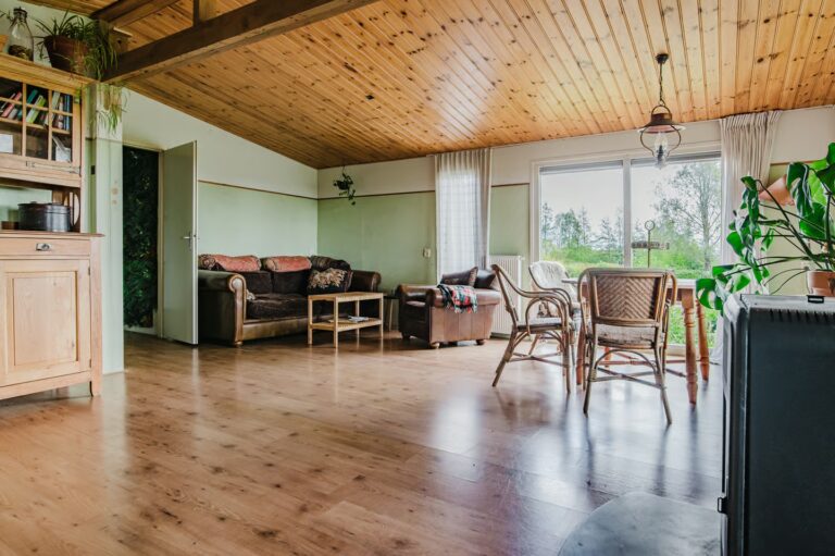 Woonkamer in de bungalow
