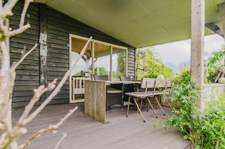 Overdekte veranda met tafel