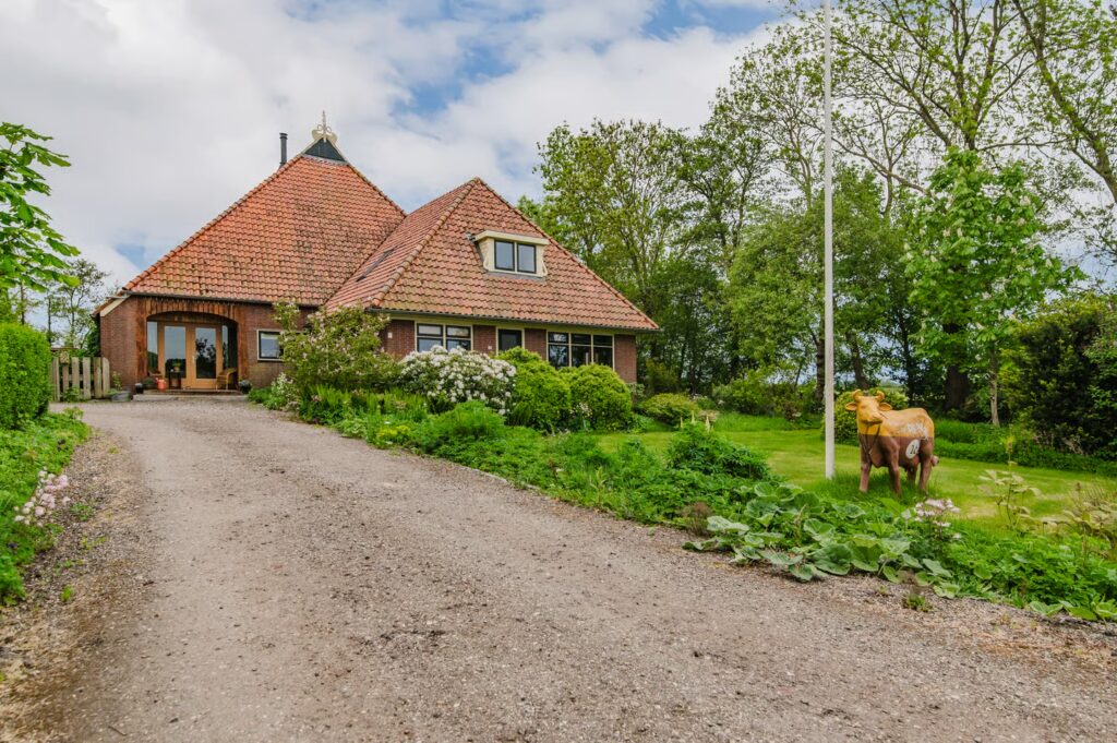 Voorkant van de boerderij aan De Ripen 16 in Nij Beets